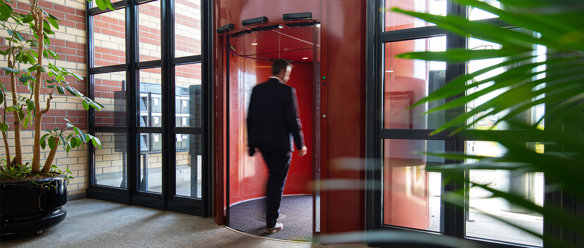 Record CURVED Sliding red door